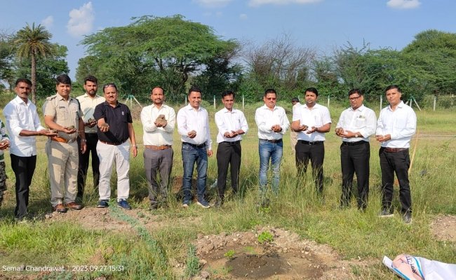 अभियोजन अधिकारी-कर्मचारीगण ने पर्यावरण जागरूकता के लिये मिट्टी की शपथ ली